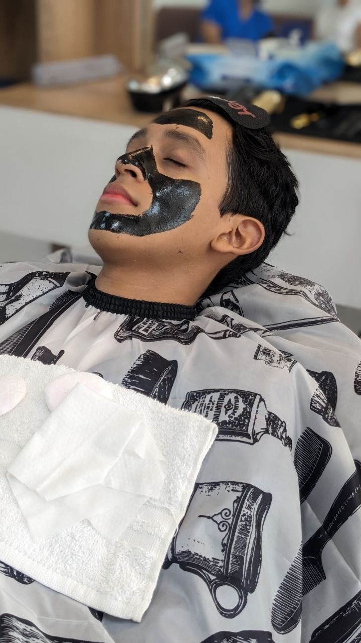 Facial con mascarilla negra