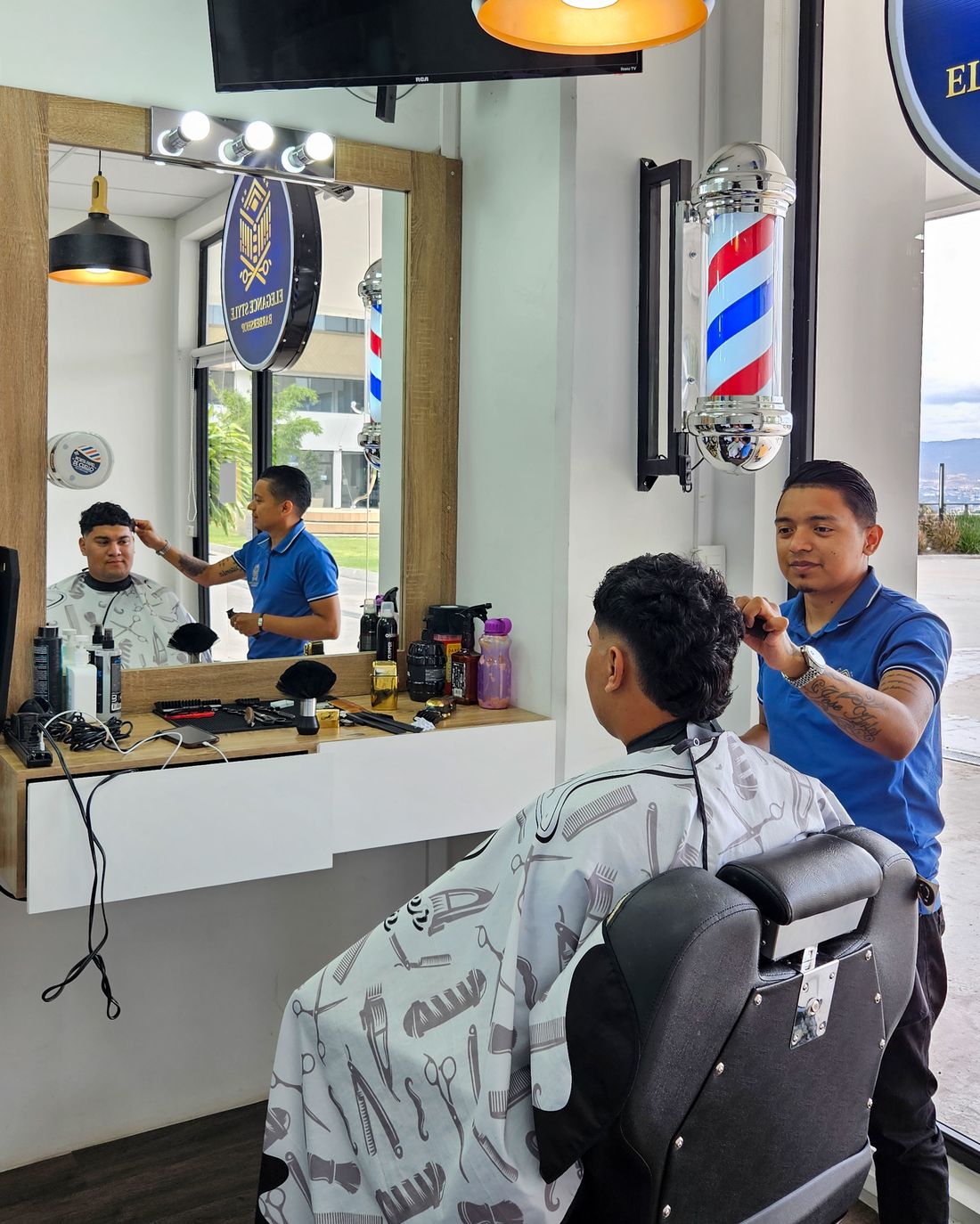 Interior de la barbería con estaciones de trabajo