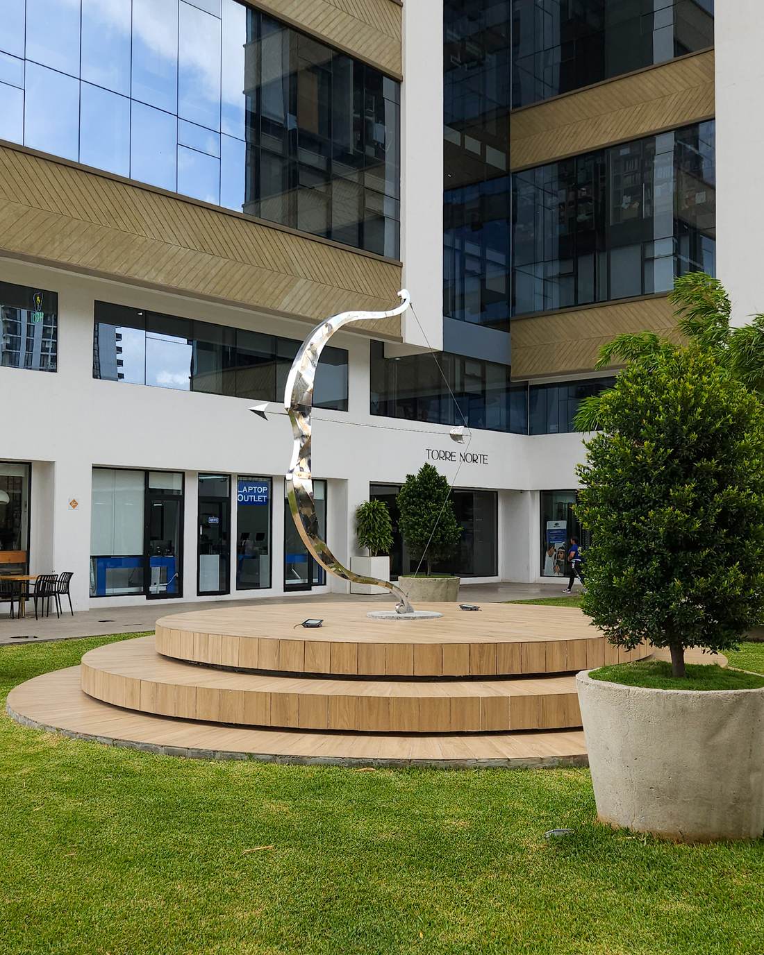 Escultura y jardín del Distrito Artemisa, Bulevar Suyapa